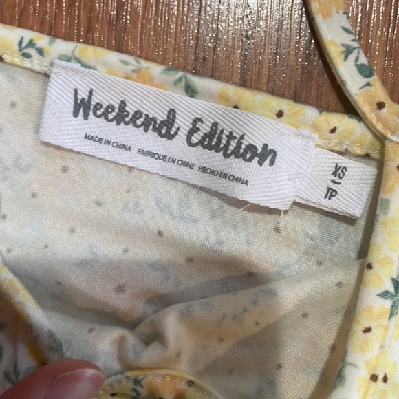 ⭐️B2G1⭐️ Weekend Edition Crop Top - Picture 2 of 3